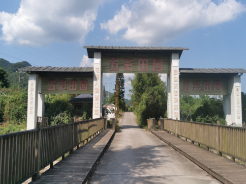 ���ƣ�λ�ڵ潭��������˫�ӿڴ塢���´�ȵ���ľ�ʲ�